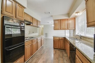 Building Photo - 2915 Valley Rose Dr