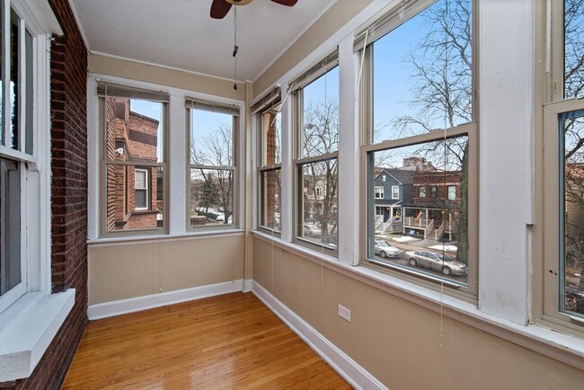 Building Photo - 2526 W Eastwood Ave