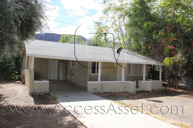 Building Photo - Cozy 2 Bed/1 Bath Home With Large Yard!