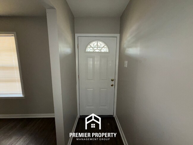 Foto del edificio - Spacious 4BR/2BA Home in Bartlett Cove | Brick Fireplace & Formal Dining