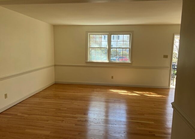 Building Photo - 1033 Nichols Dr