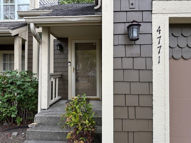 Foto del edificio - Charming Condo in a Can't-Miss Location – Private Deck, Garage, and Nature-Filled Community