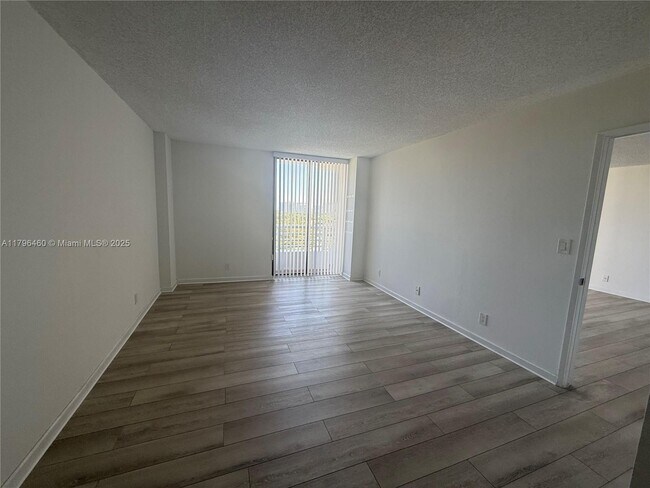 Foto del edificio - 3300 NE 192 St