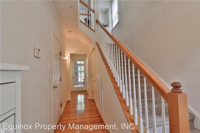 Building Photo - 4 br, 3.5 bath House - 1605 Oakridge Lane
