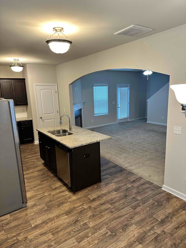 Building Photo - 200 Parkview Pl Dr