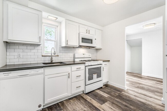 Foto del edificio - AVAILABLE JUNE 1ST! Fully UPDATED 3-bedroom townhouse in Overbrook!