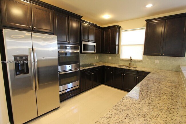 Foto del edificio - 9941 NW 86th Ter