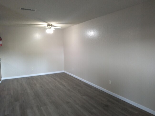 Foto del edificio - 4504 N Valentine Ave