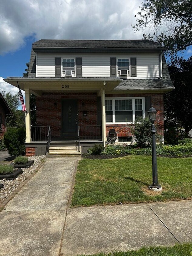 Primary Photo - Welcome to 209 Amherst! Charming single-fa...