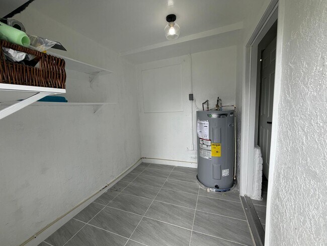 Foto del edificio - Northeast 7th Avenue, Pompano Beach, FL 33064 - 5 BR 3 BA house