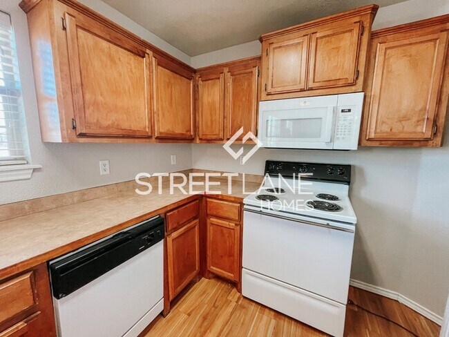 Foto del edificio - Charming 3 Bedroom, 2 Bath Half Duplex in ...