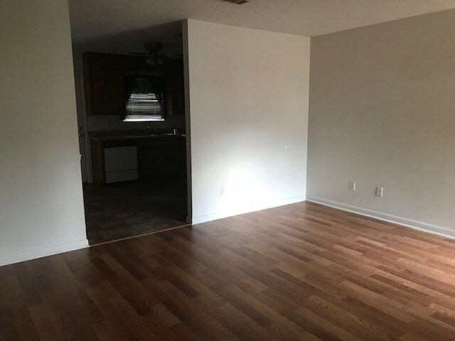 Building Photo - 2/1 Apartment in Central Pensacola