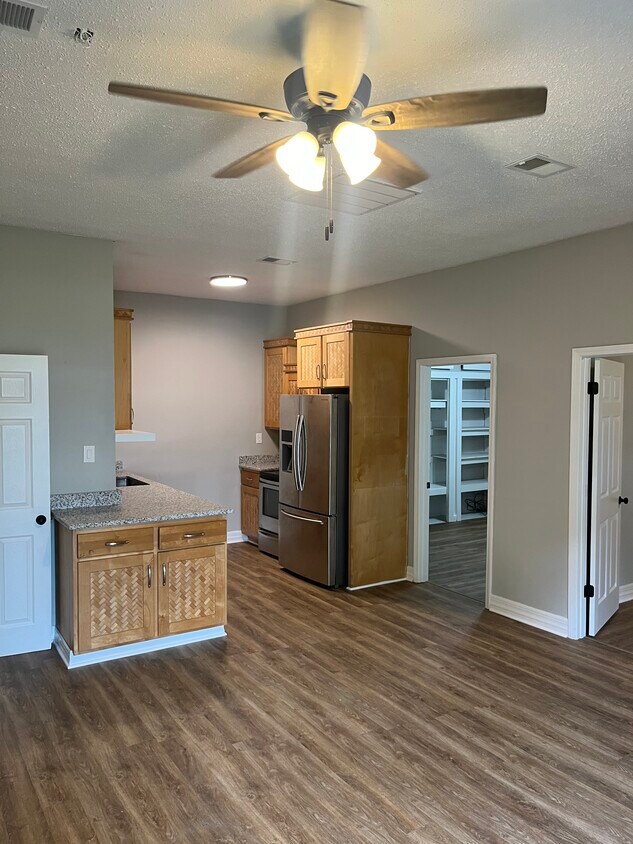Foto principal - 8715 Fowler Ave