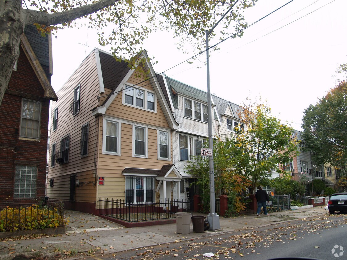 Foto del edificio - 37-05 68th St