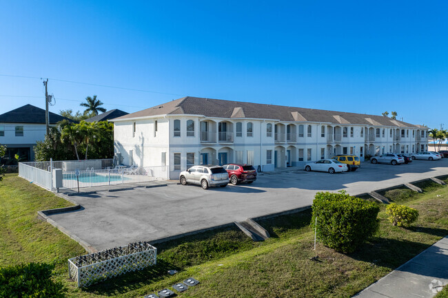 Building Photo - 3514 Santa Barbara Blvd