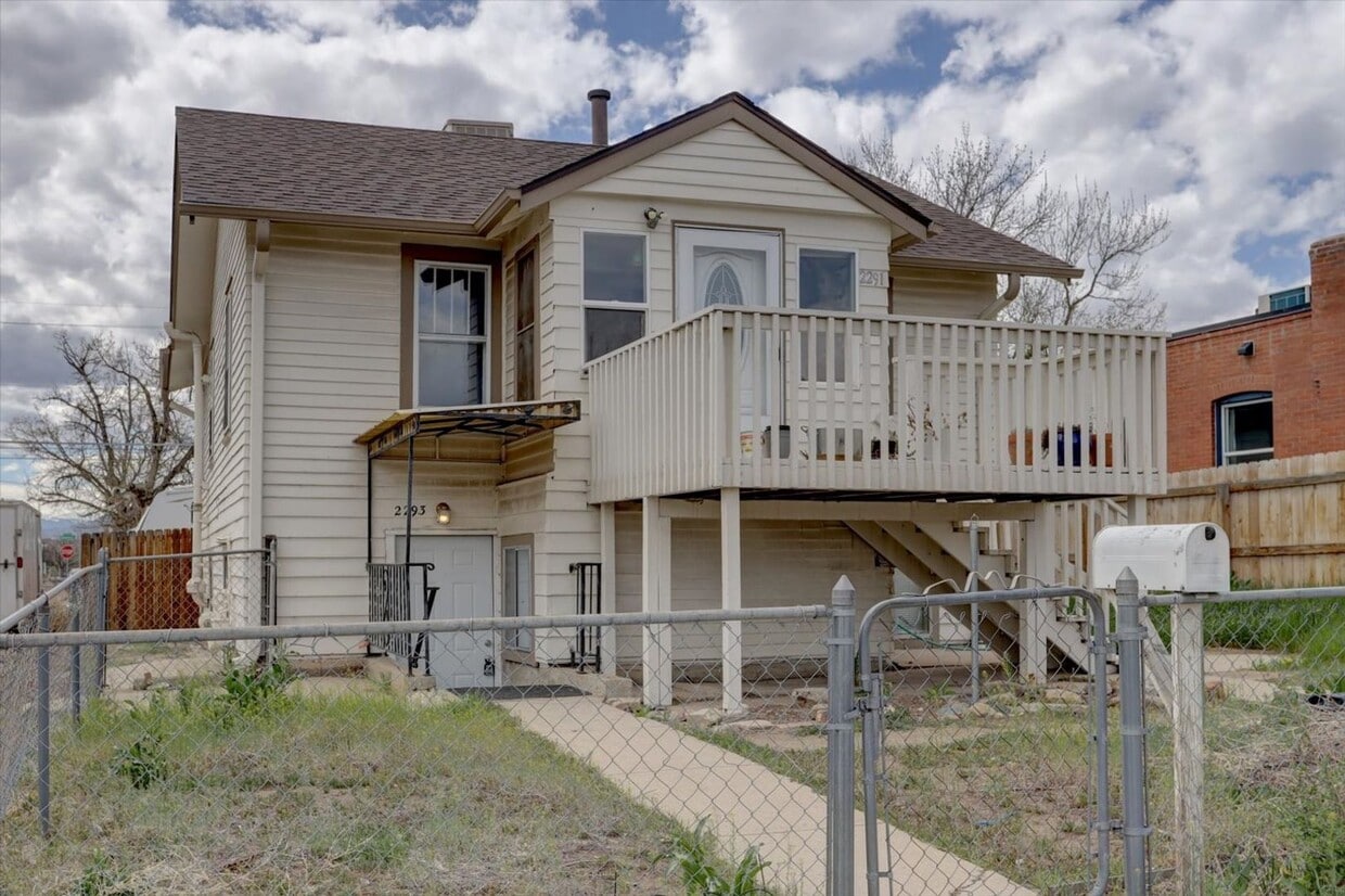 Primary Photo - 2 bedroom 1 bathroom- lower unit