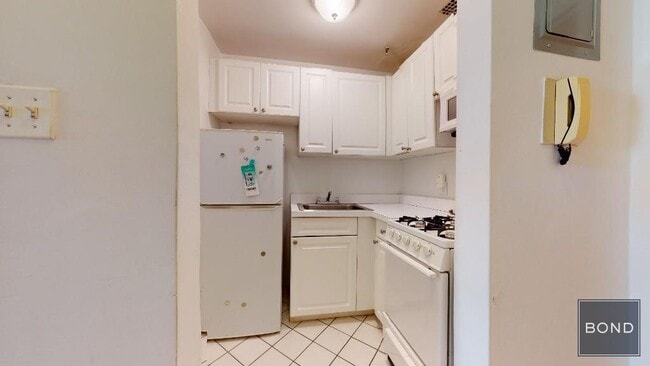 Building Photo - 324 E 83rd St