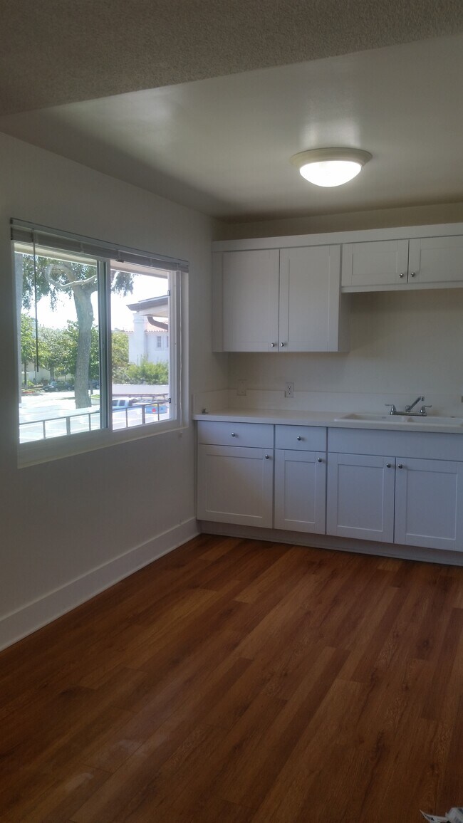Kitchen - 2611 W Carson St