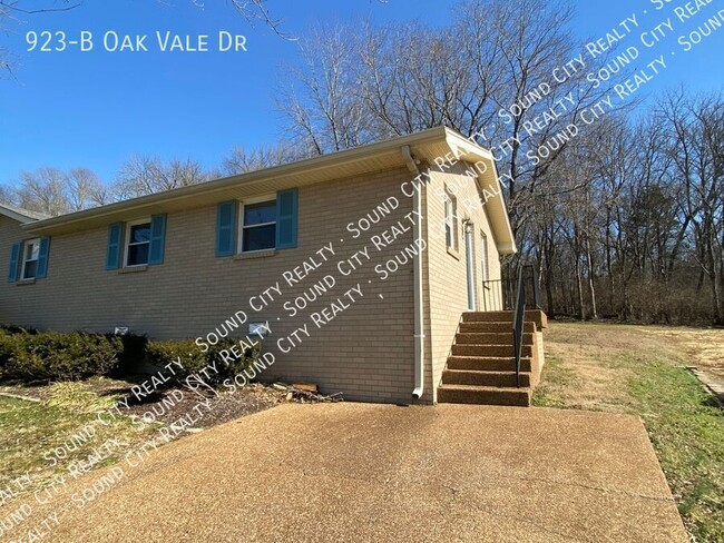 Building Photo - 923 Oak Vale Dr