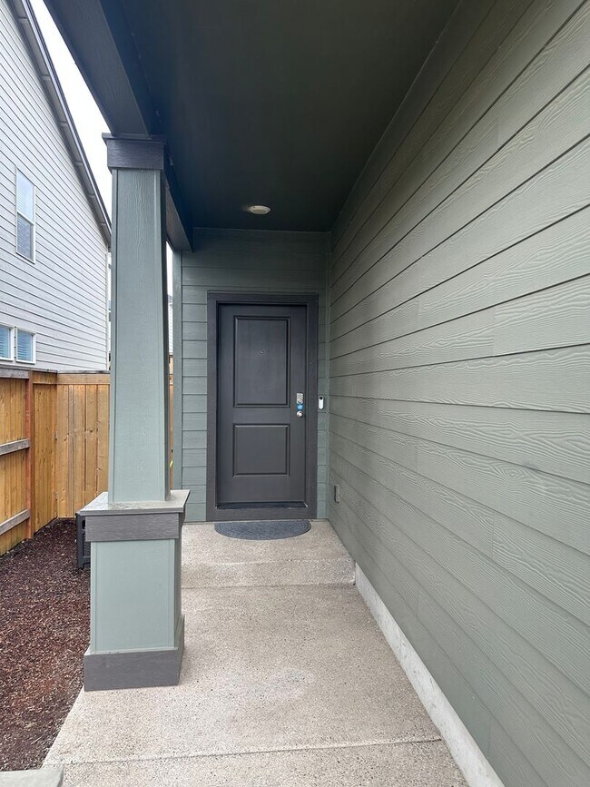 Foto del edificio - Newer 4 bedroom 2.5 bathroom house! AVAILA...