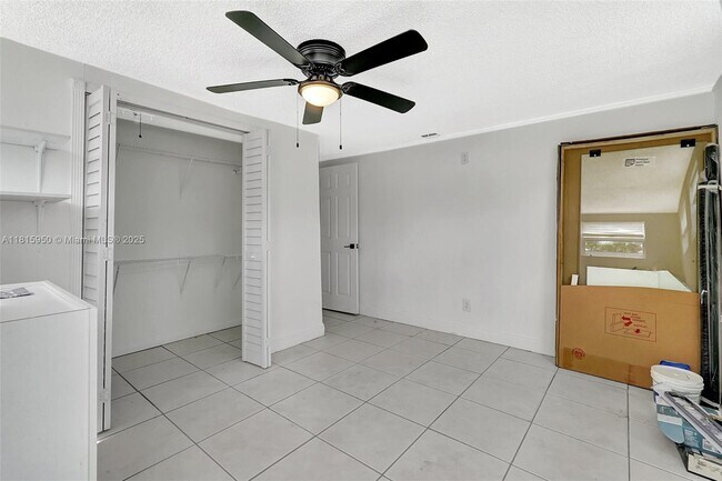 Foto del edificio - 6661 Meade St