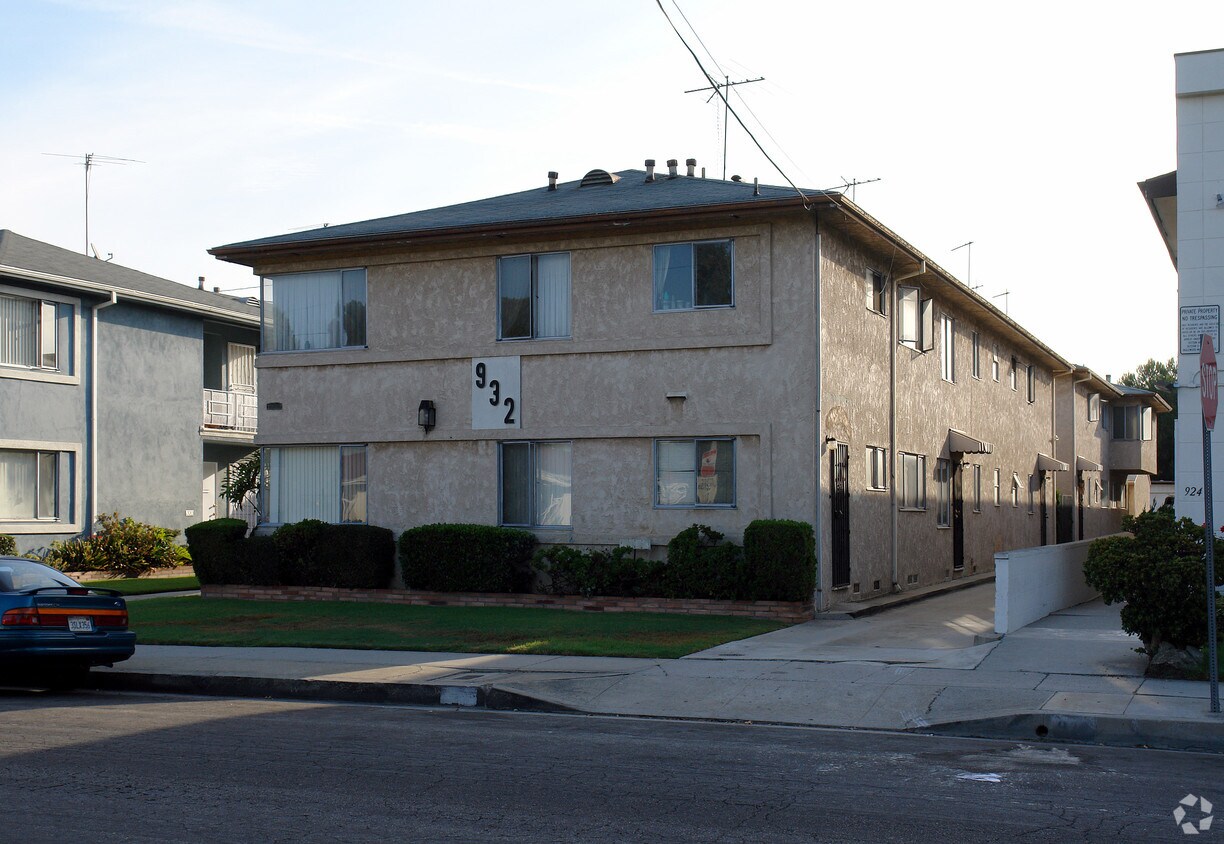 Building Photo - 932 W Beach Ave