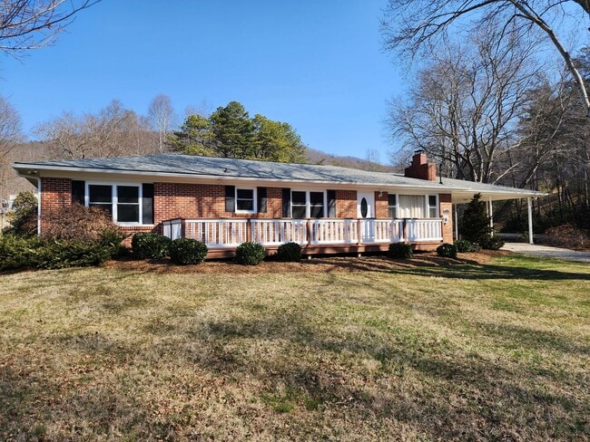 Building Photo - Black Mountain Rental!