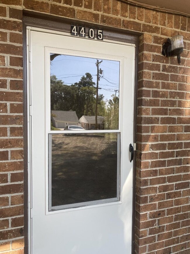 Foto del edificio - 4405 Lakeside Dr