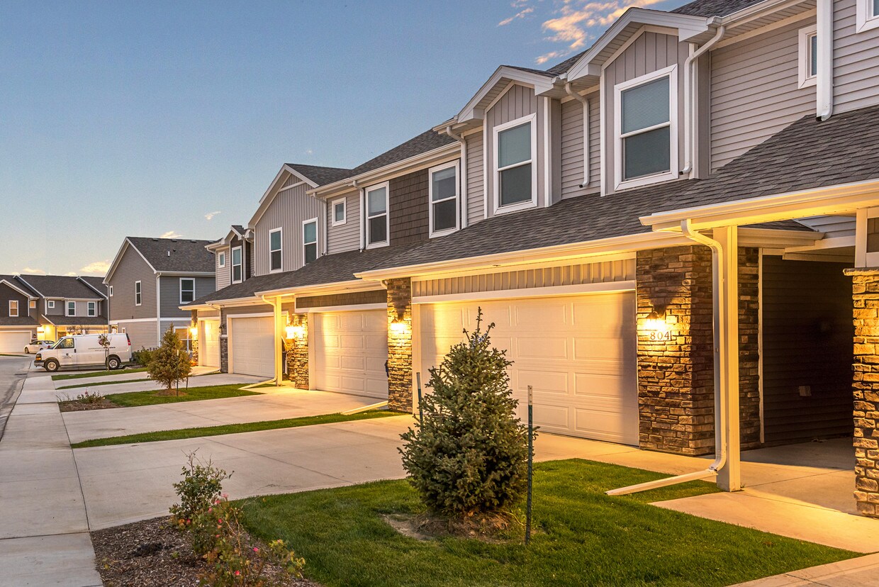 Foto principal - Village at The Grove Townhomes