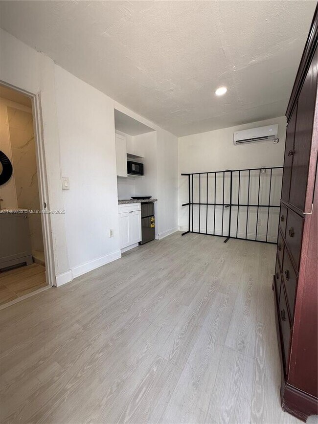 Foto del edificio - 2460 NW 61st St