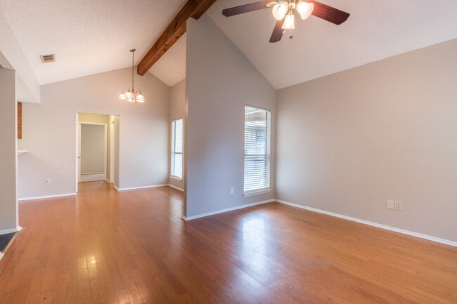 Building Photo - Charming 2-Bedroom, 2-Bath Townhouse in Pflugerville!