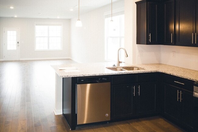 Foto del edificio - 4 Bed/ 3 Bath Townhome with Immediate Occupancy!