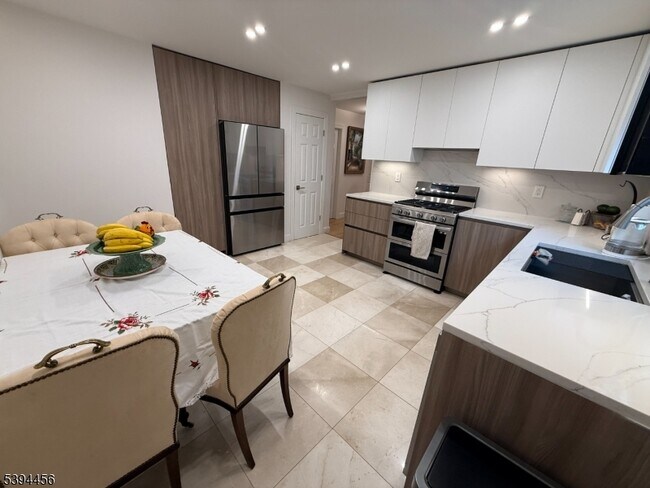 Building Photo - 18 Aubrey St