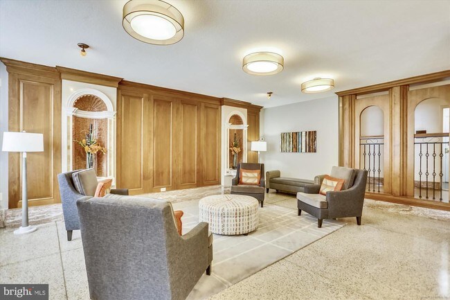 Building Photo - 1121 University Blvd W