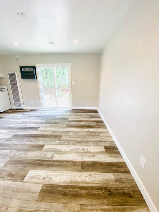 Building Photo - 407 W Granada Ct