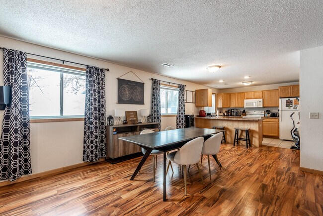 Building Photo - 226 Lakeview Dr