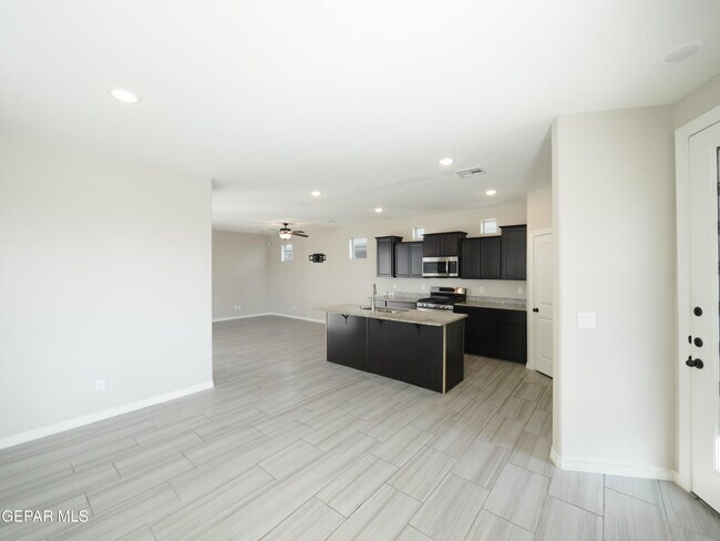 Foto del edificio - 14655 Pebble Hills Blvd