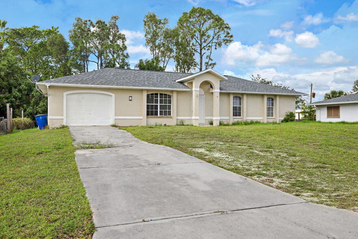 Primary Photo - Charming 3-Bedroom Home in Fort Myers – An...