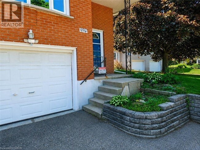 Building Photo - 637B SILVERBIRCH Road
