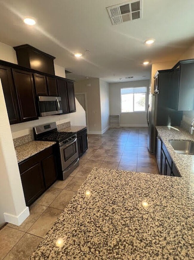 Foto del edificio - Freshly Painted Larger End Unit Condo for Rent!