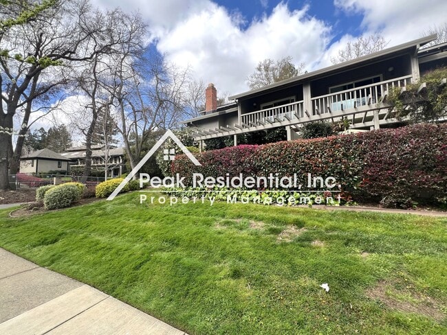 Building Photo - Wonderful 2bd/1.5ba Campus Commons Townhouse