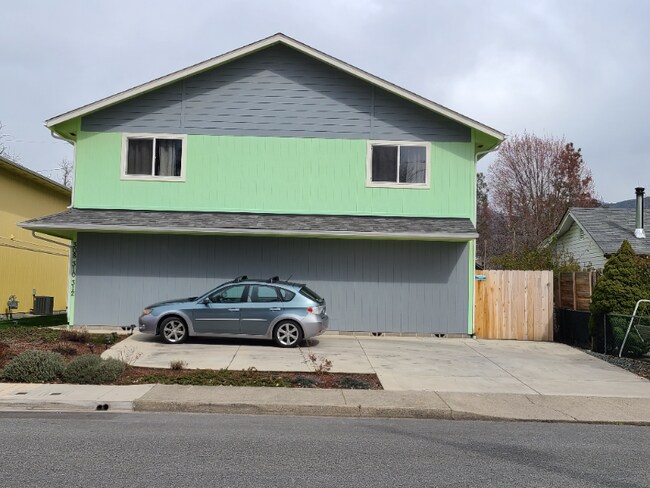 Building Photo - 310 SE L St