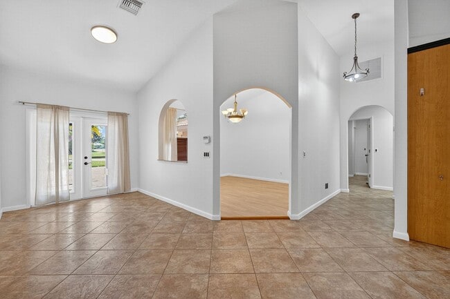 Building Photo - Tranquil Lakefront Living in the Heart of ...