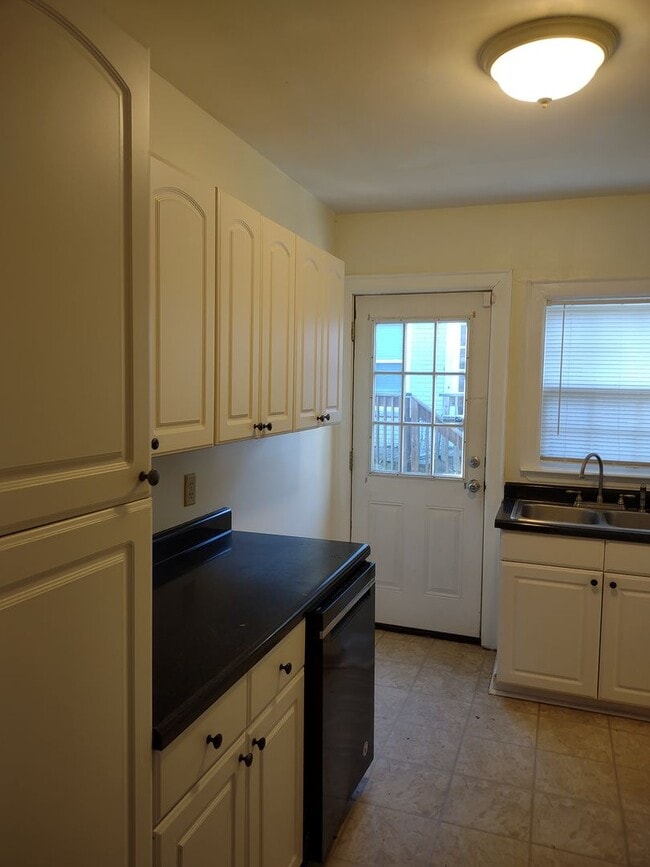 Building Photo - 605 S Waccamaw Ave