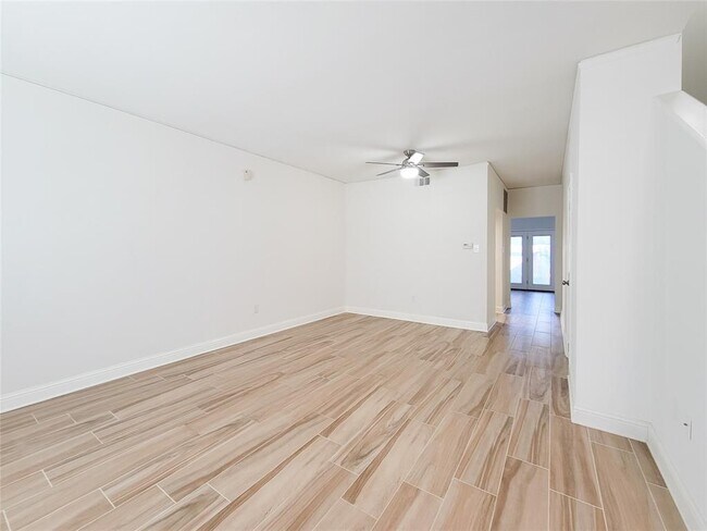 Building Photo - 840 Threadneedle St