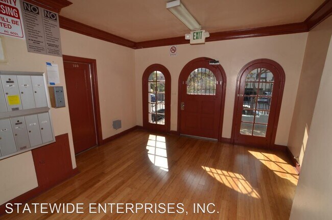Building Photo - 916 S Lake St