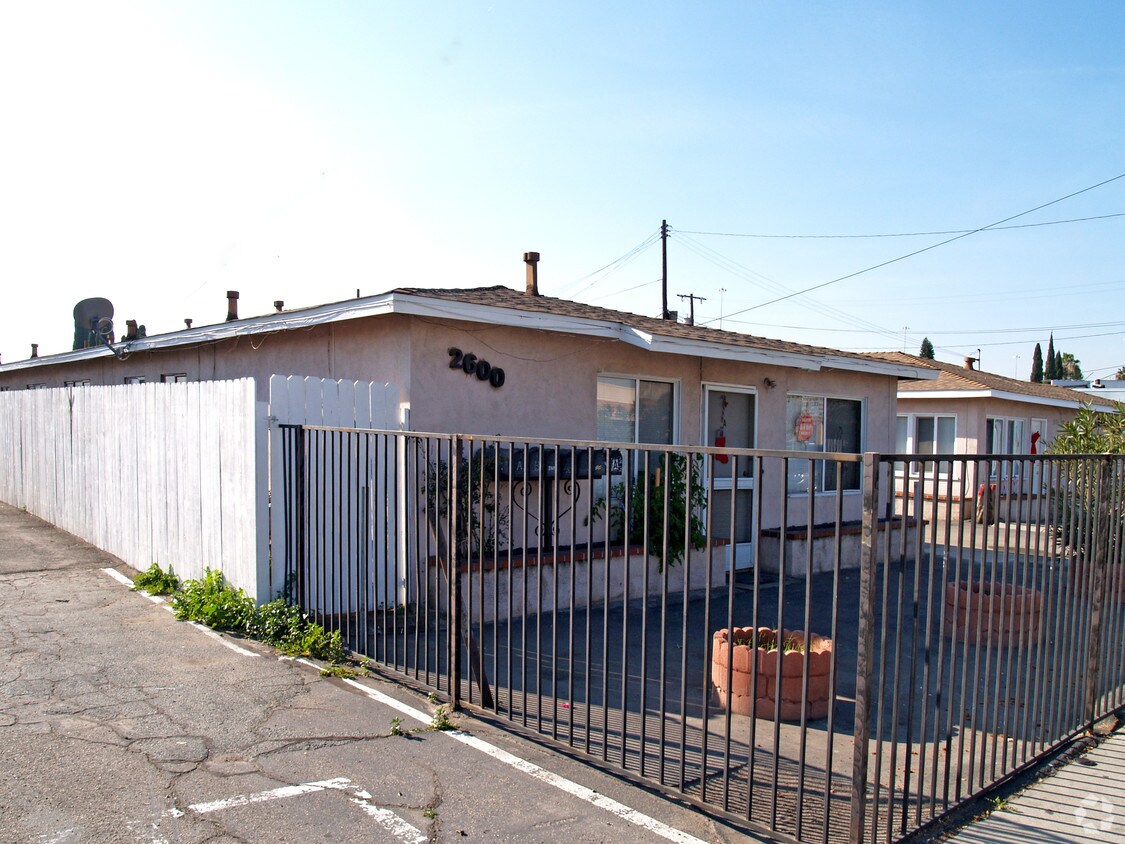 Building Photo - 2600-2604 W Orangethorpe Ave