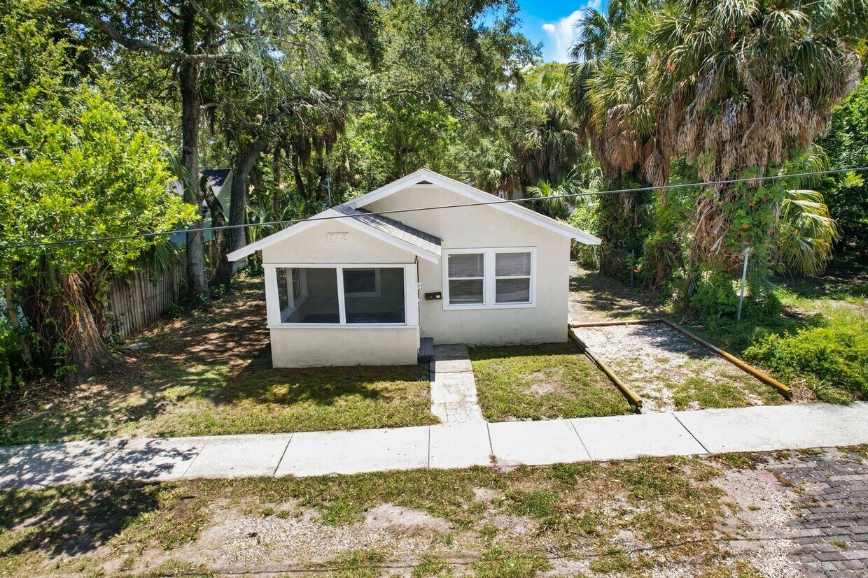 Primary Photo - Cute 3bdrm/1bath home with porch & large y...