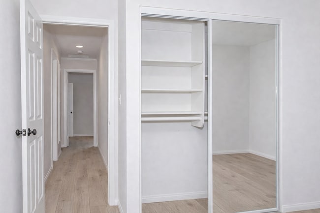 Building Photo - 639 Calle Tulipan