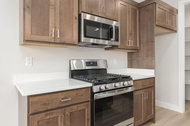 Building Photo - HURRICANE TOWNHOME!! Pet Friendly!